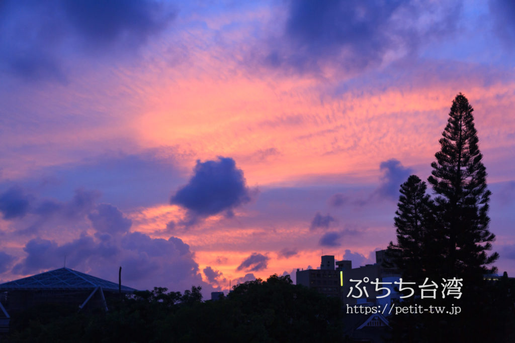 艸祭（草祭二手書店）のバルコニーから見る台南の夕焼け