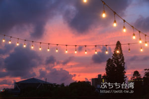 艸祭（草祭二手書店）のバルコニーから見る台南の夕焼け
