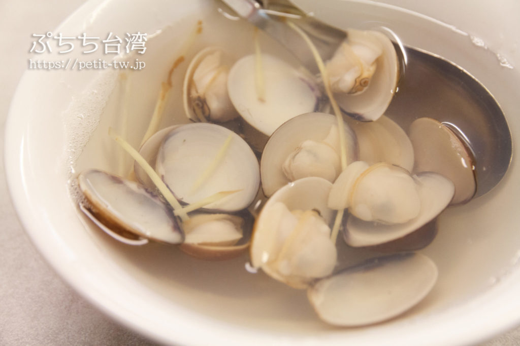 台南の矮仔成蝦仁飯のはまぐりスープ