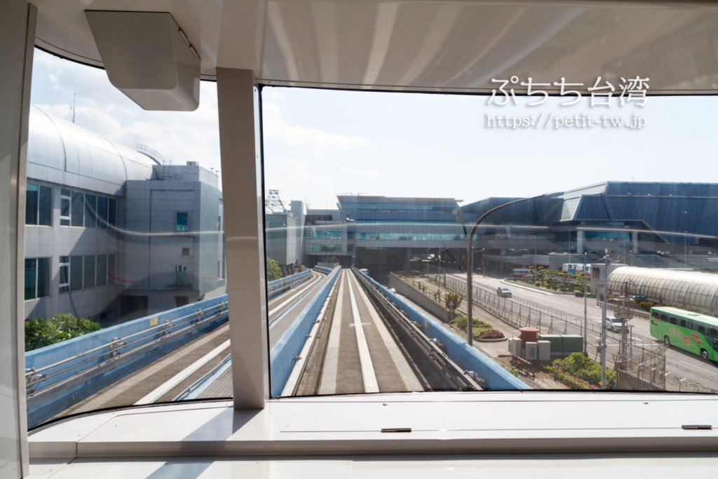 桃園空港のターミナル間スカイトレインの窓からの景色