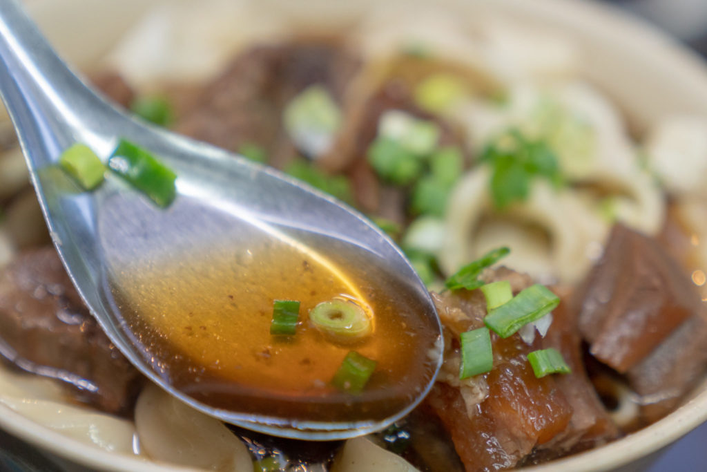富宏牛肉麺のスープ