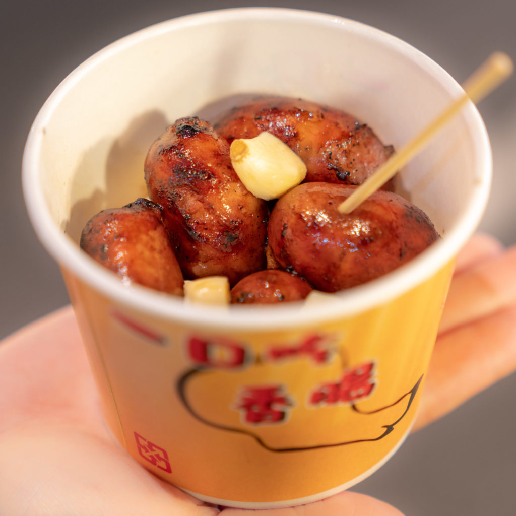 基隆廟口夜市の世盛一口吃香腸の台湾ソーセージ