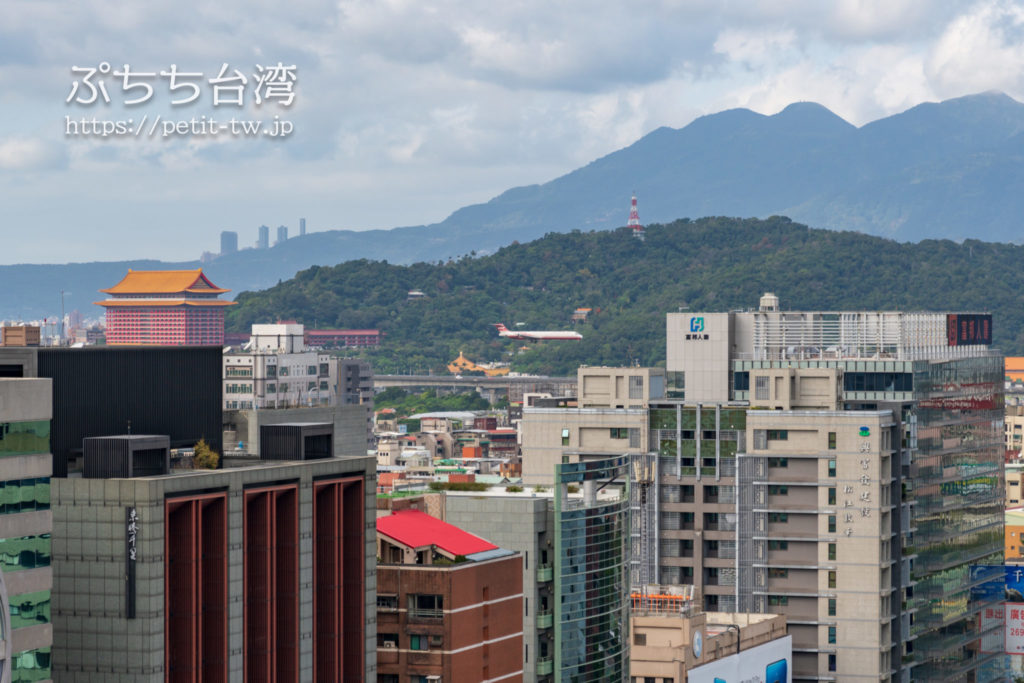 コートヤード バイ マリオット台北ダウンタウンのクラブラウンジ　テラスからの眺望