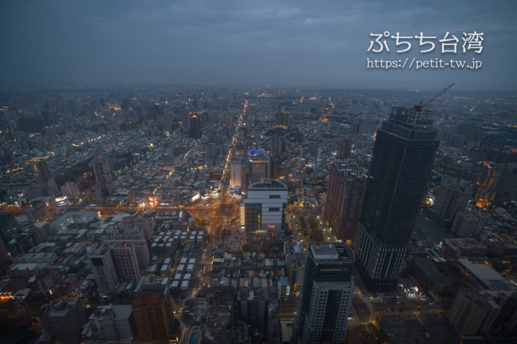 高雄85ビル展望台（高雄85觀景台、Kaohsiung 85 Sky Tower Observatory）から見える高雄の街の夜景