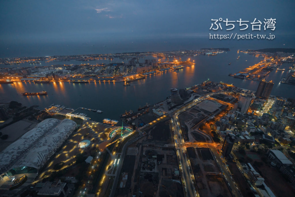 高雄85ビル展望台（高雄85觀景台、Kaohsiung 85 Sky Tower Observatory）から見える高雄の街の夜景