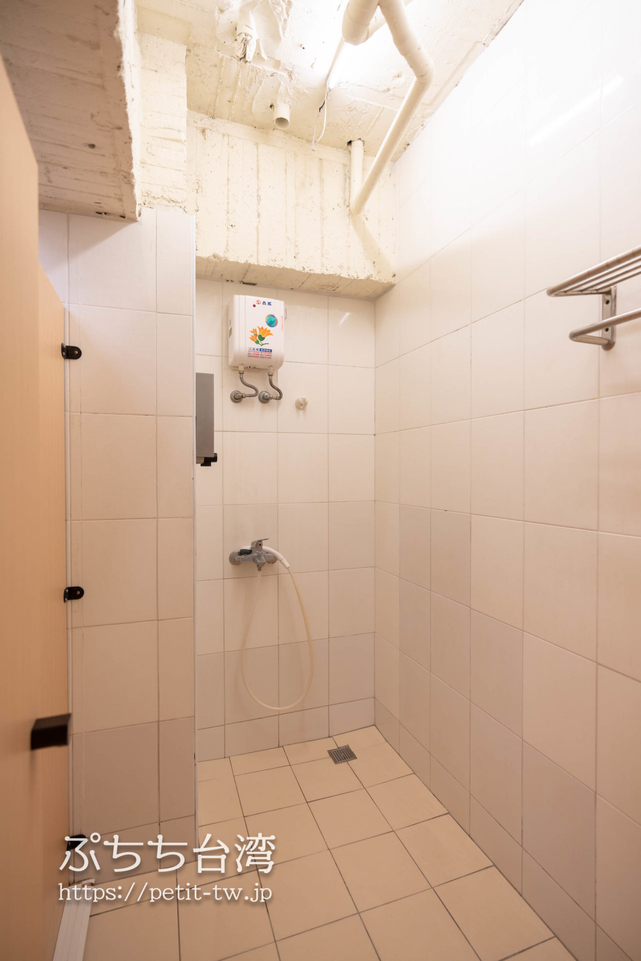 トリップGGホステル高雄（旅聚居青年旅舎）の共用バスルームのシャワー室