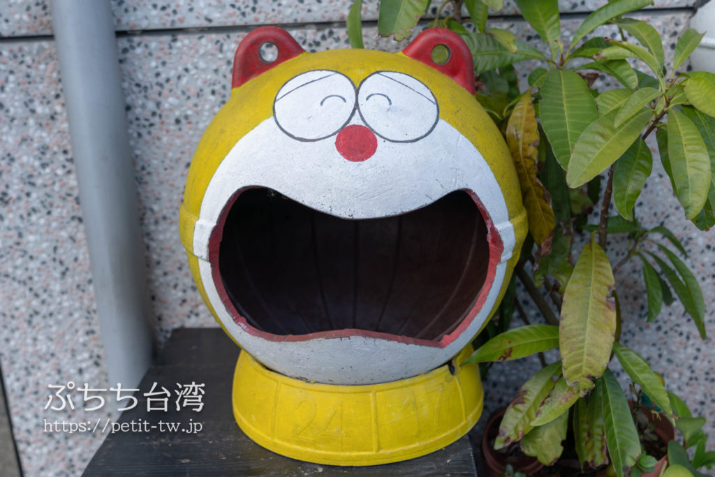 台湾の猴硐猫村の猫オブジェのドラえもん