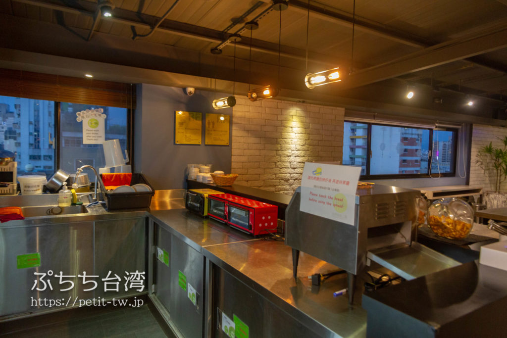 奇異果快捷旅店站前二店 KIWI EXPRESS HOTEL-Taichung Station Branch 2の共用ラウンジにある共用キッチン