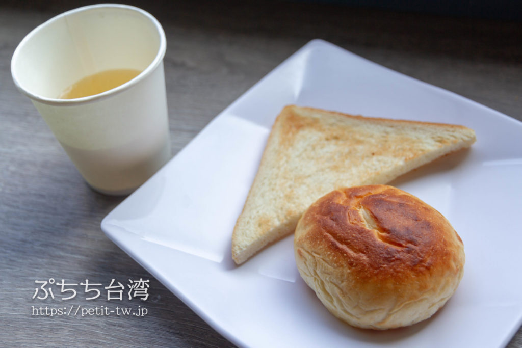 奇異果快捷旅店站前二店 KIWI EXPRESS HOTEL-Taichung Station Branch 2の朝食のパンのジュース