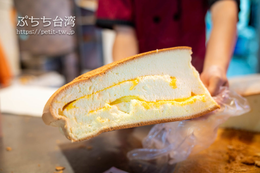 台北の士林夜市の源味本鋪 古早味 現烤蛋糕の台湾カステラのチーズ味