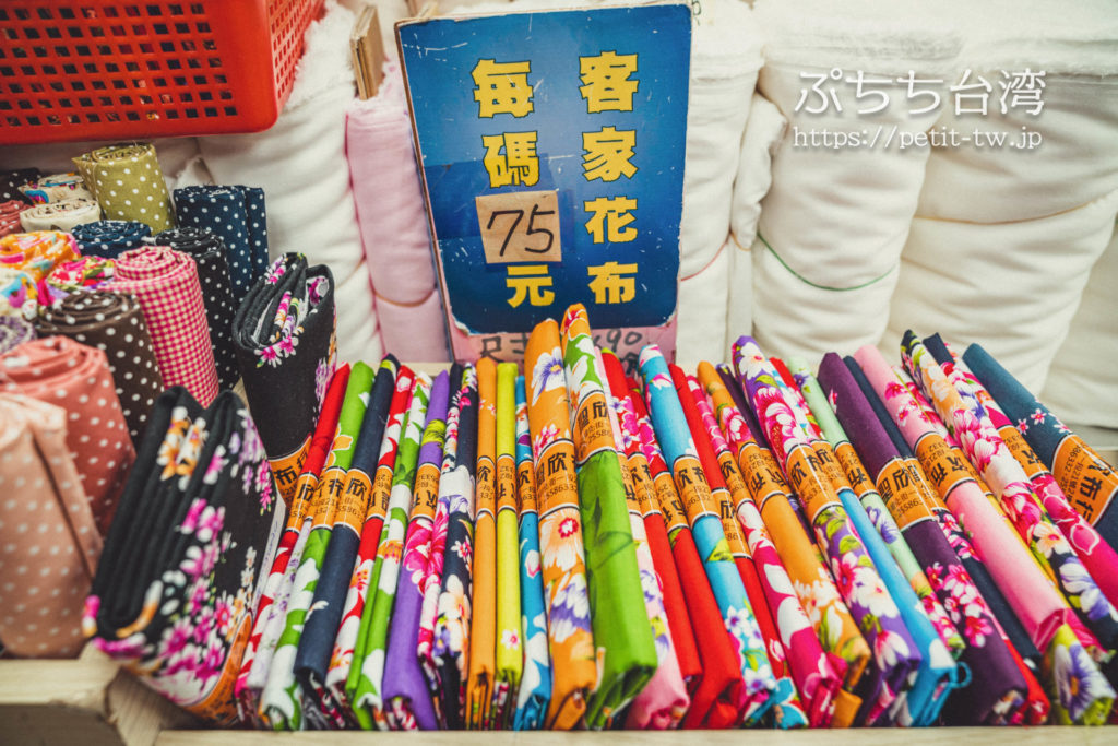 台北の永楽市場の布市場の問屋、聖欣布行の客家花布