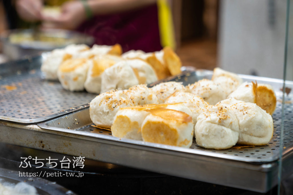 士林夜市の原上海生煎包の焼き饅頭