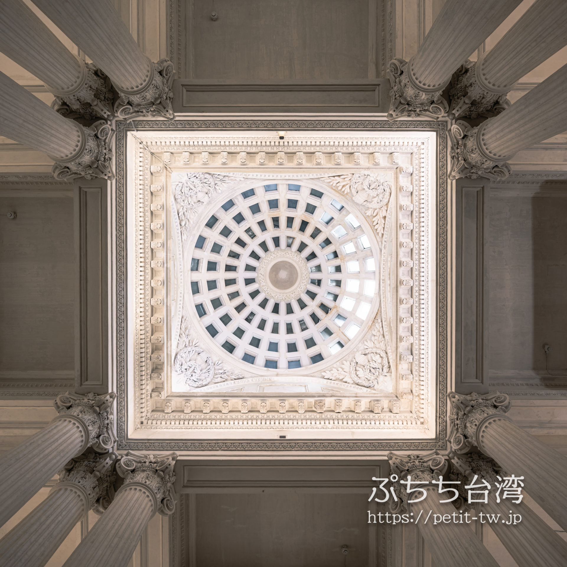 国定古跡台南地方法院（旧台南地方法院）のエントランスロビーの天井、天窓