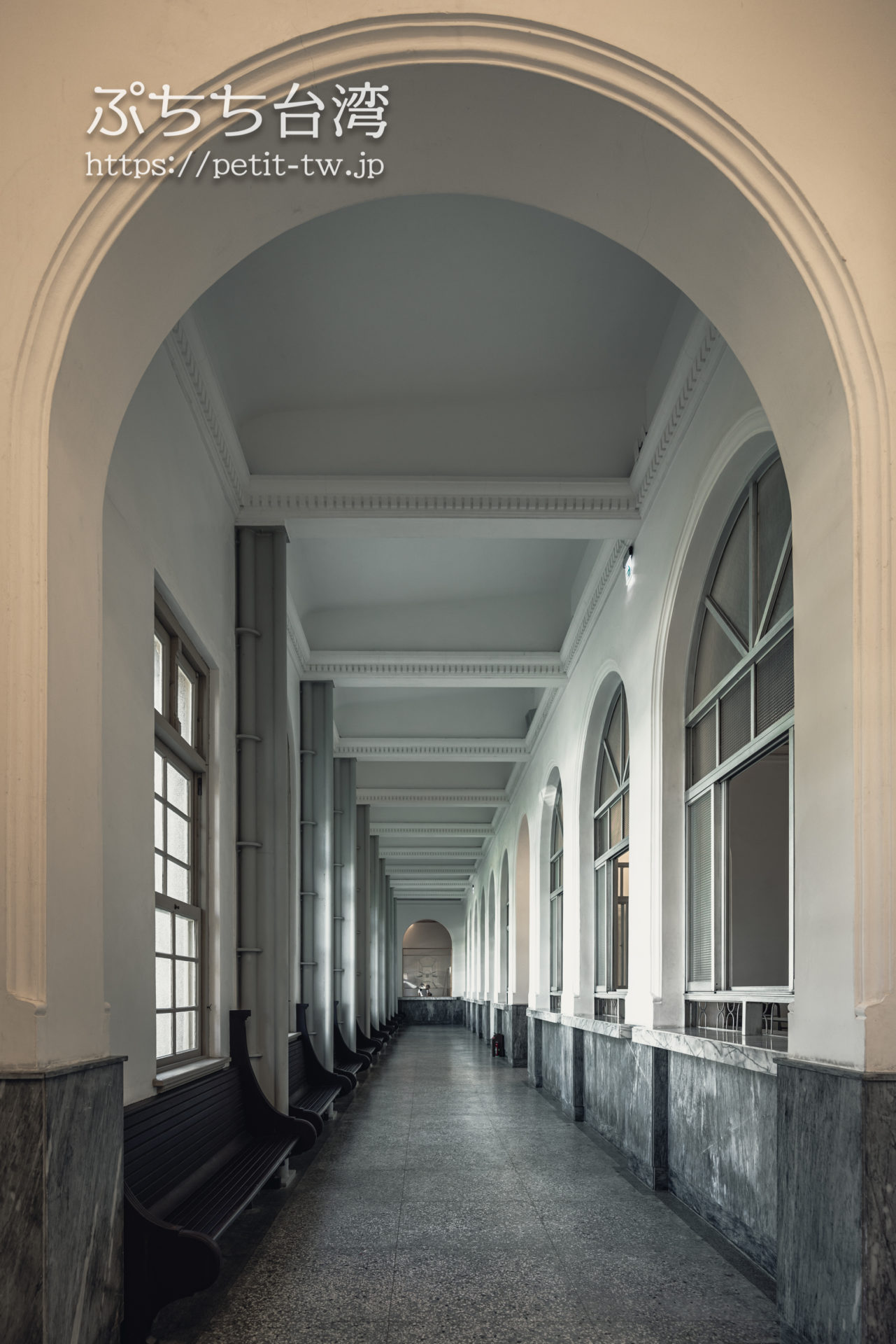 国定古跡台南地方法院（旧台南地方法院）のアーチ回廊